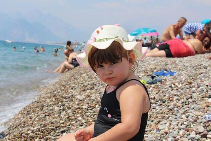 Turistler Konyaaltı'na akın etti G4