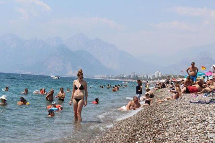 Turistler Konyaaltı'na akın etti G5