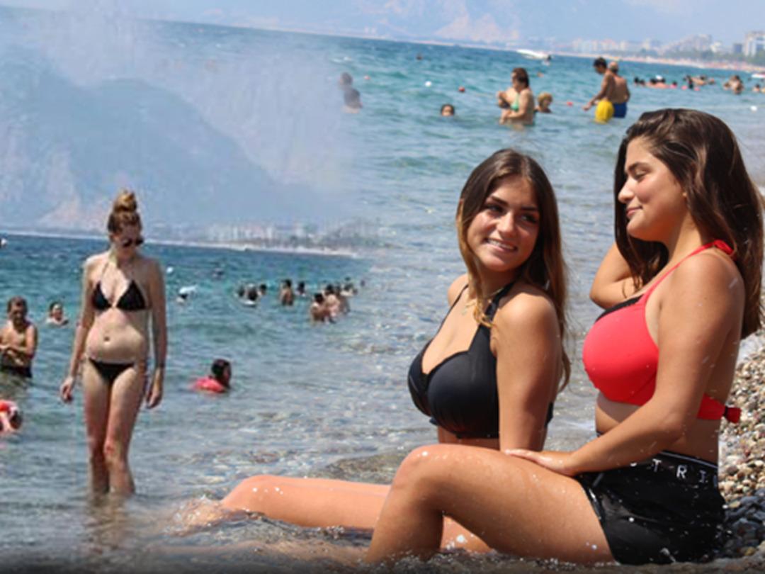 Turistler Konyaaltı'na akın etti