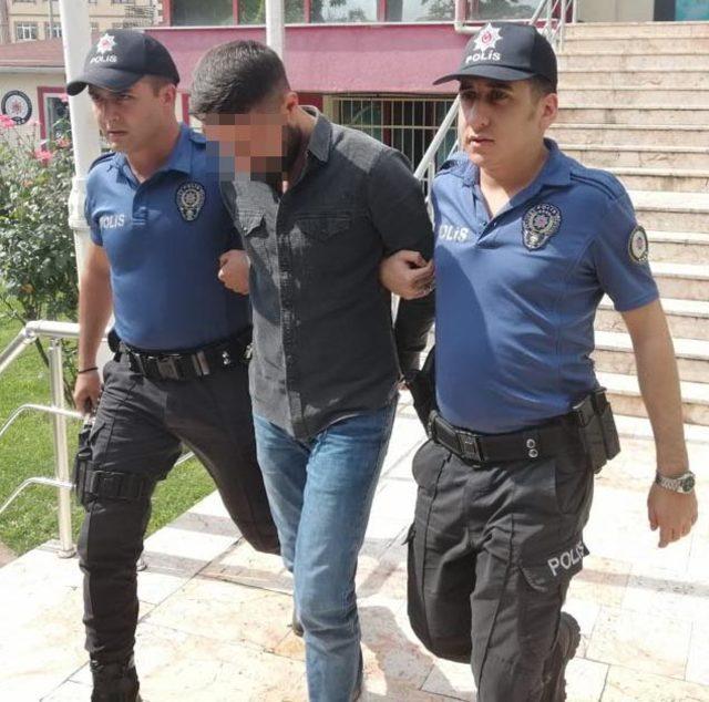 Kavgayı ayırmaya gelen polislerin üzerine bıçakla yürüdü