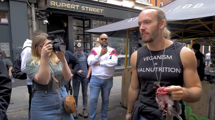 İnanılmaz olay! O dükkanın önünde çiğ sincap yediler