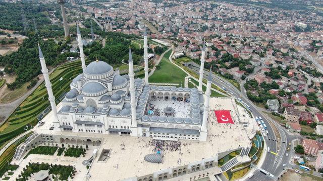 Havadan fotoğraflarla Çamlıca Camii avlusundaki Kur'an kursu şenliği