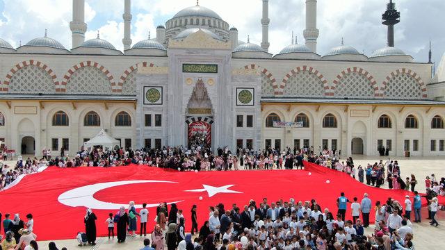 Havadan fotoğraflarla Çamlıca Camii avlusundaki Kur'an kursu şenliği