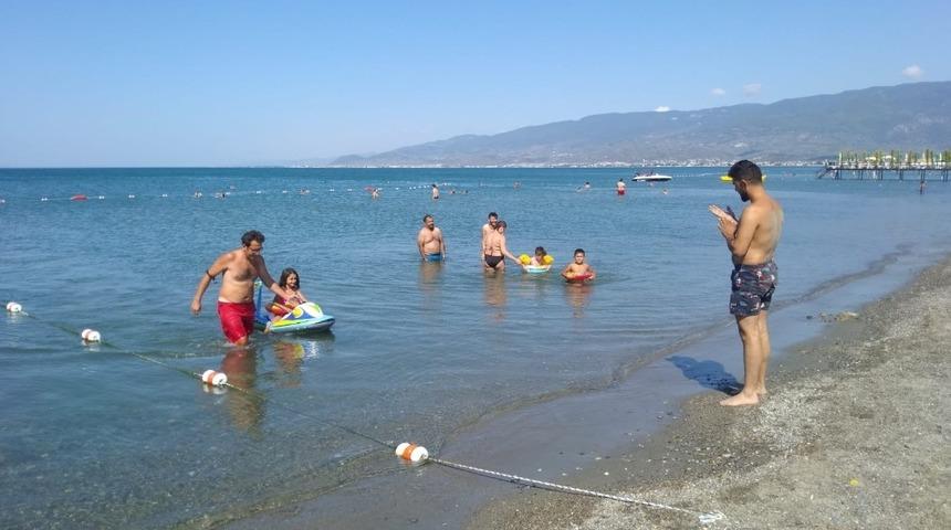 Edremit&rsquo;te deniz oyuncağı ile a&ccedil;ılan &ccedil;ocuğu cankurtaran ekibi kurtardı