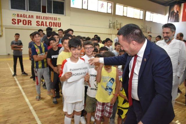 Başkan Beyoğlu’ndan yaz spor okullarına katılan çocuklara malzeme desteği