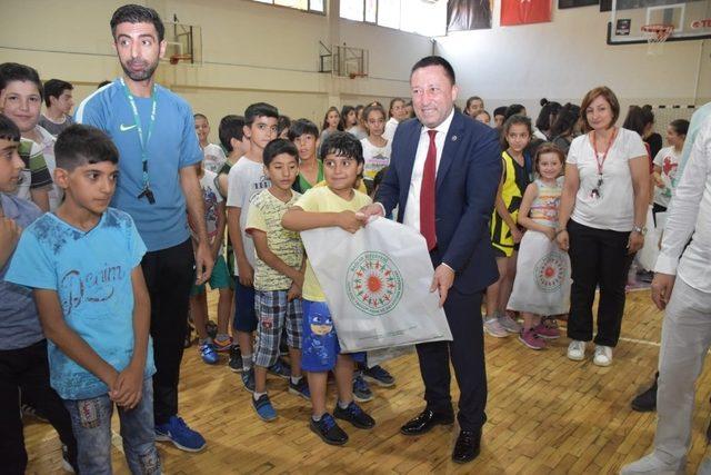 Başkan Beyoğlu’ndan yaz spor okullarına katılan çocuklara malzeme desteği