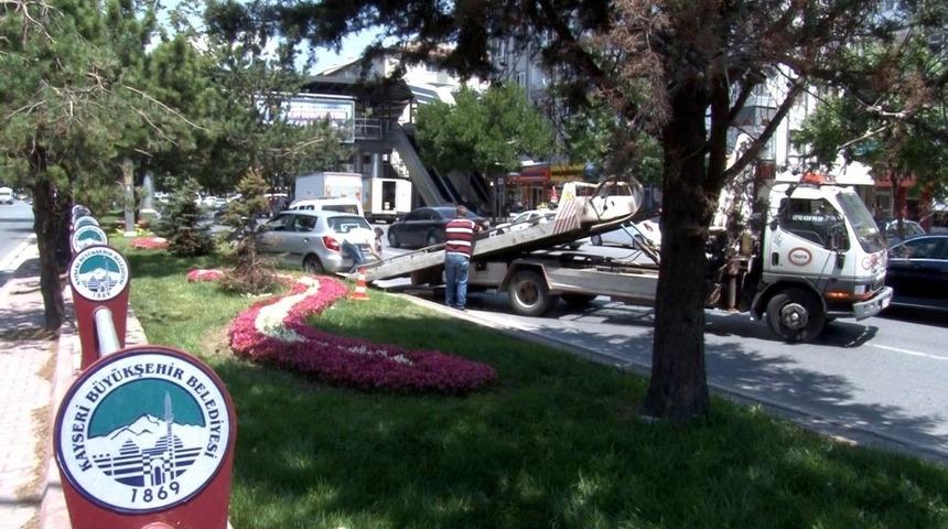 Direksiyon hakimiyeti kaybolan otomobil ağaca &ccedil;arptı