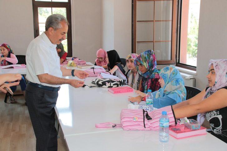 Başkan Akkaya Genç KOMEK Yaz Okullarını ziyaret etti G2