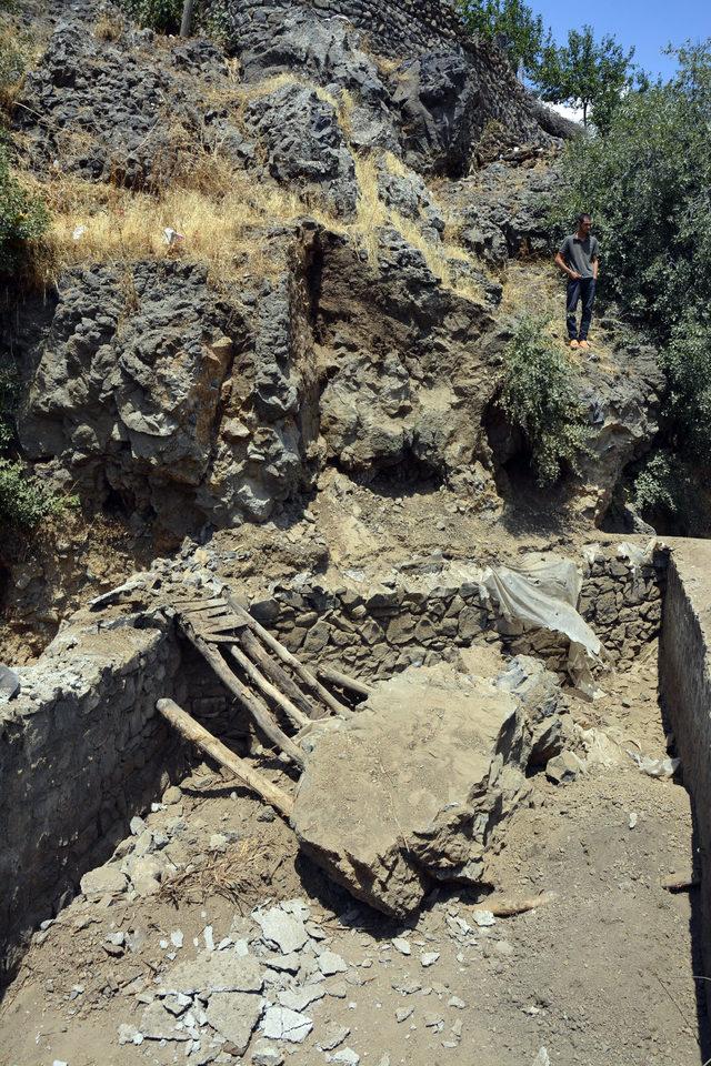 Tepeden kopan kaya parçası, evin çatısına düştü