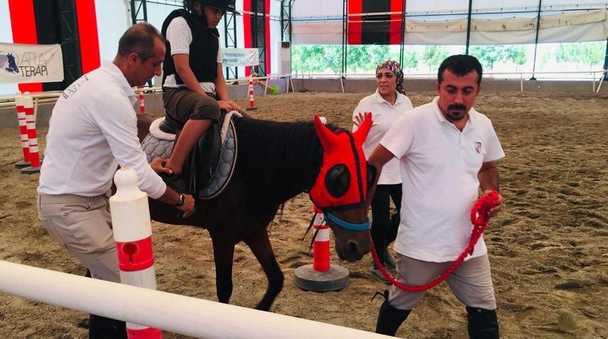 Diyarbakır&rsquo;da atlı terapi hizmeti devam ediyor