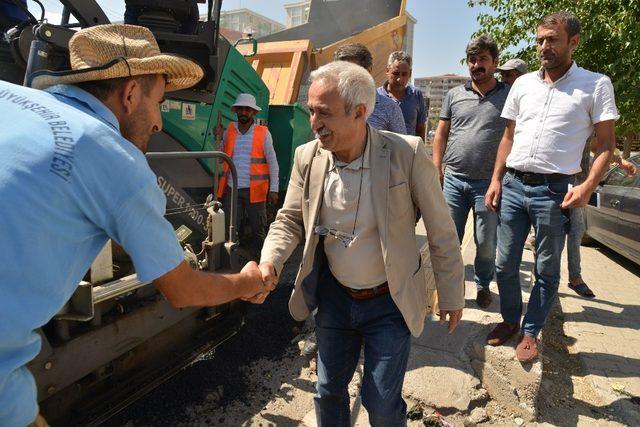 Başkan Mızraklı asfalt çalışmalarını denetledi