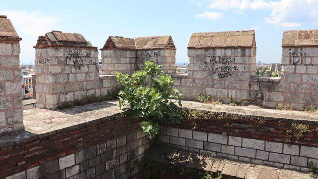 Tarihi İstanbul Surları yazı tahtasına döndü