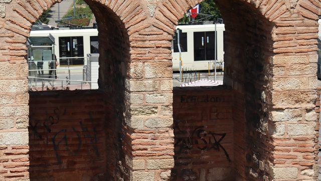 Tarihi İstanbul Surları yazı tahtasına döndü