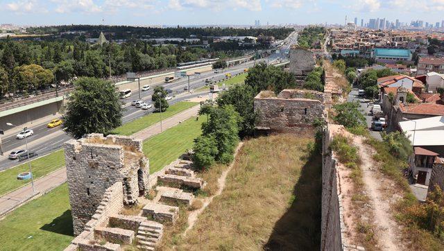 Tarihi İstanbul Surları yazı tahtasına döndü