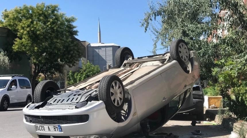 Kaza yapan otomobil ters döndü