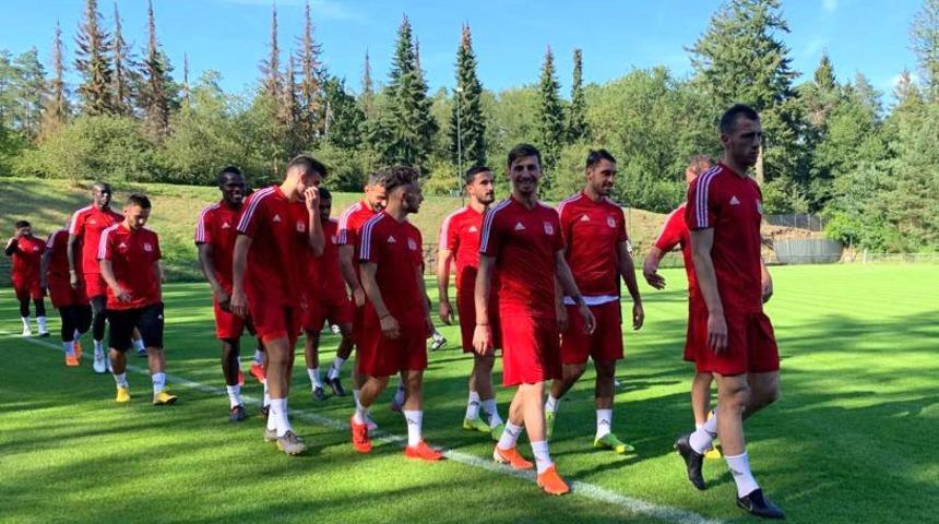 Demir Grup Sivasspor 4 futbolcuyu denemeye aldı
