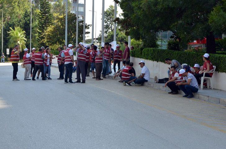 Adana’da otel işçileri grevde G3