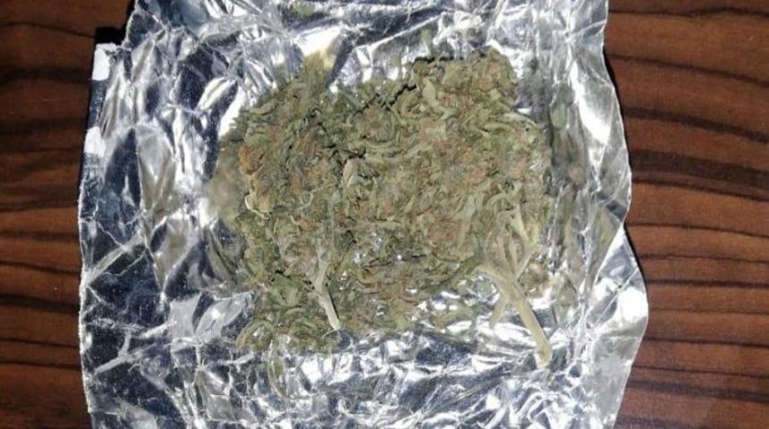 Devriye gezen jandarma esrar ele geçirdi