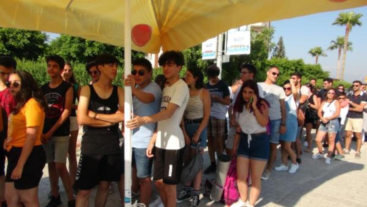 Hatay'ın Arsuz il&ccedil;esinde Milyonfest kuyruğu!