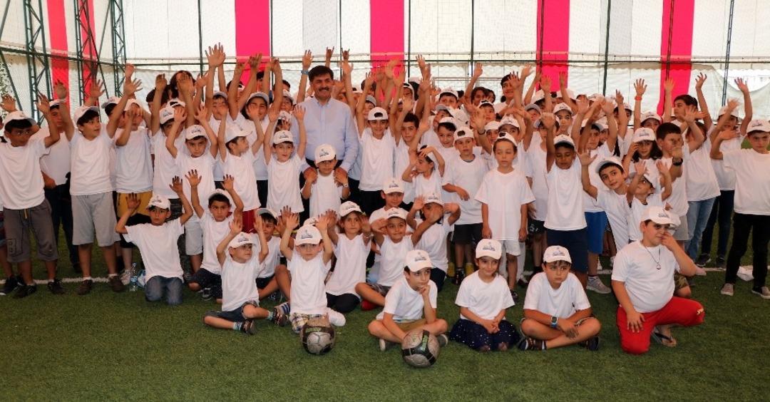 &Ccedil;ocuklar kaleci oldu, belediye başkanı penaltı attı