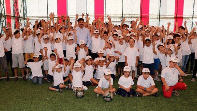 Çocuklar kaleci oldu, belediye başkanı penaltı attı