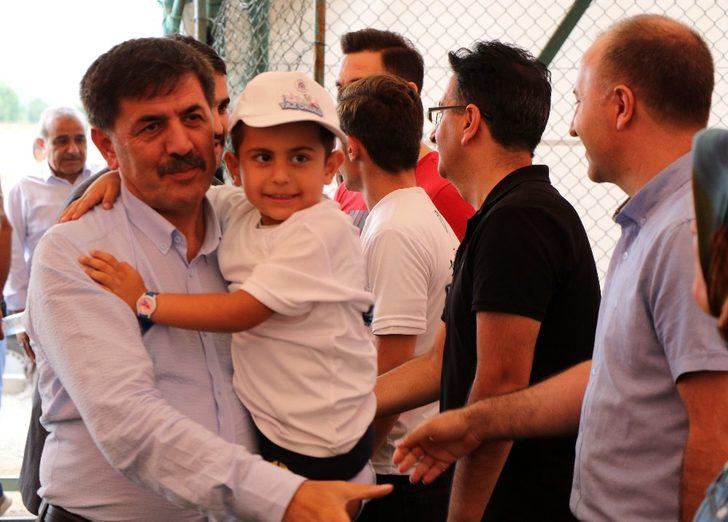 Çocuklar kaleci oldu, belediye başkanı penaltı attı G3