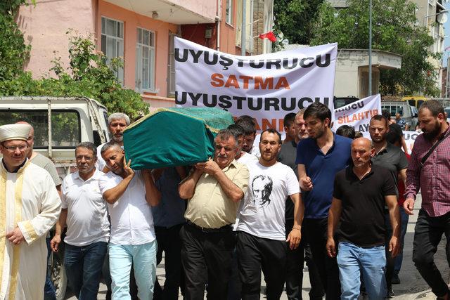 Uyuşturucudan ölen gencin cenazesinde pankart taşıyan kişi uyuşturucuyla yakalandı