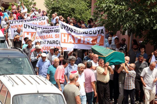 Uyuşturucudan ölen gencin cenazesinde pankart taşıyan kişi uyuşturucuyla yakalandı