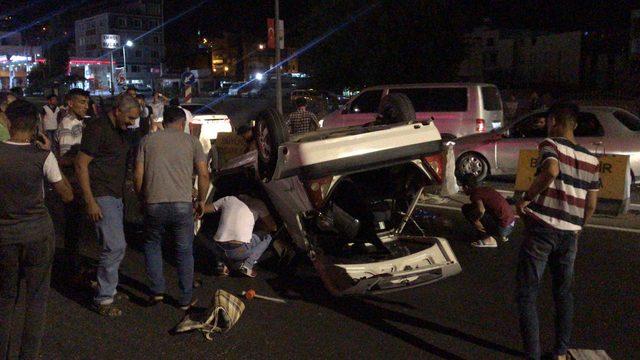 Şanlıurfa'da bariyerlere çarpan otomobildeki 4 kişi yaralandı