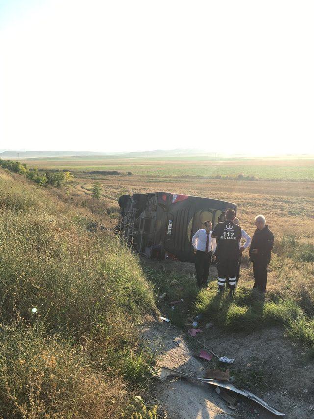 Yolcu otobüsü şarampole devrildi: 13 yaralı