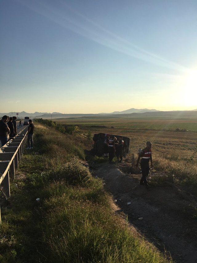 Yolcu otobüsü şarampole devrildi: 13 yaralı