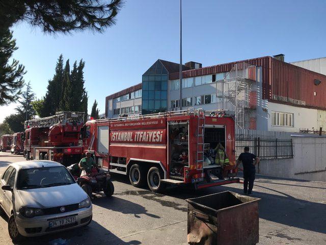 Beylikdüzü'nde fabrika yangını, çok sayıda işçi dumandan etkilendi