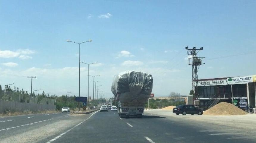 Kapasitelerinin &uuml;st&uuml;nde y&uuml;k taşıyan kamyonların tehlikeli yolculuğu