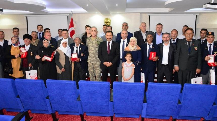 Kıbrıs Gazileri i&ccedil;in madalya tevci t&ouml;reni yapıldı