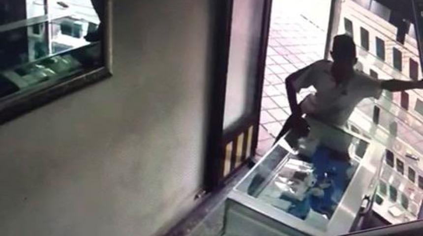 İki g&uuml;nde &uuml;&ccedil; d&uuml;kkandan telefon &ccedil;aldı, son işinde yakalandı