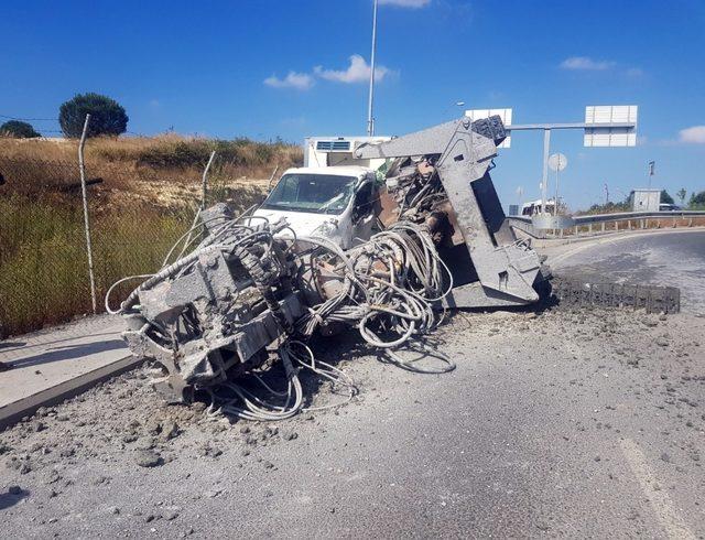 Tırın üzerinde bulunan iş makinesi kamyonetin üzerine düştü