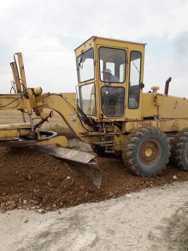 Altıntaş’ta tarım arazilerine giden yollarda bakım ve onarım çalışmaları