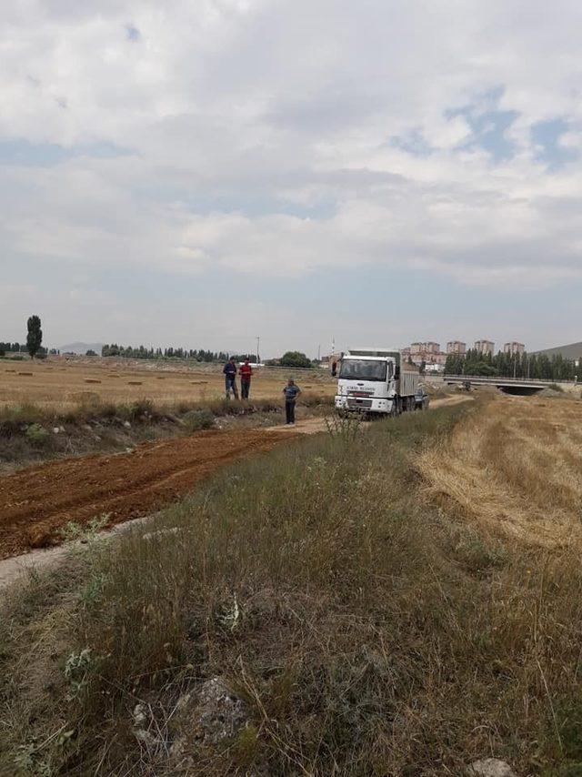 Altıntaş’ta tarım arazilerine giden yollarda bakım ve onarım çalışmaları