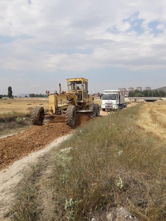 Altıntaş’ta tarım arazilerine giden yollarda bakım ve onarım çalışmaları