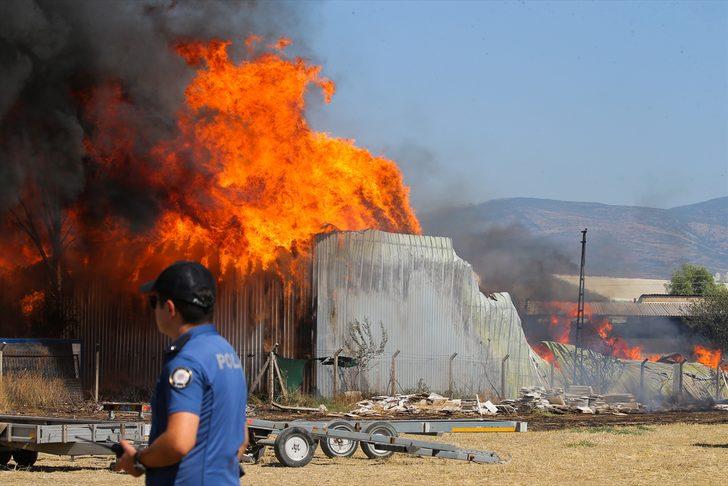 Son dakika İzmir Bornova'da fabrika yangını! Çok sayıda ekip sevk edildi G4