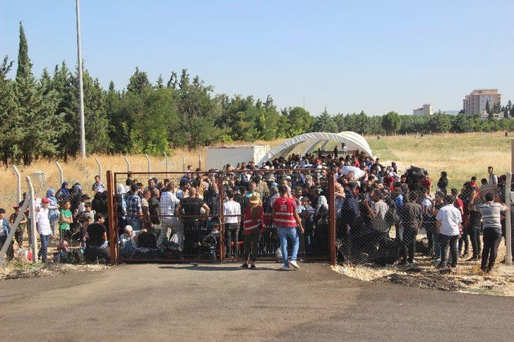 Suriyeliler Öncüpınar Sınır Kapısı’nda izdiham oluşturdu G1