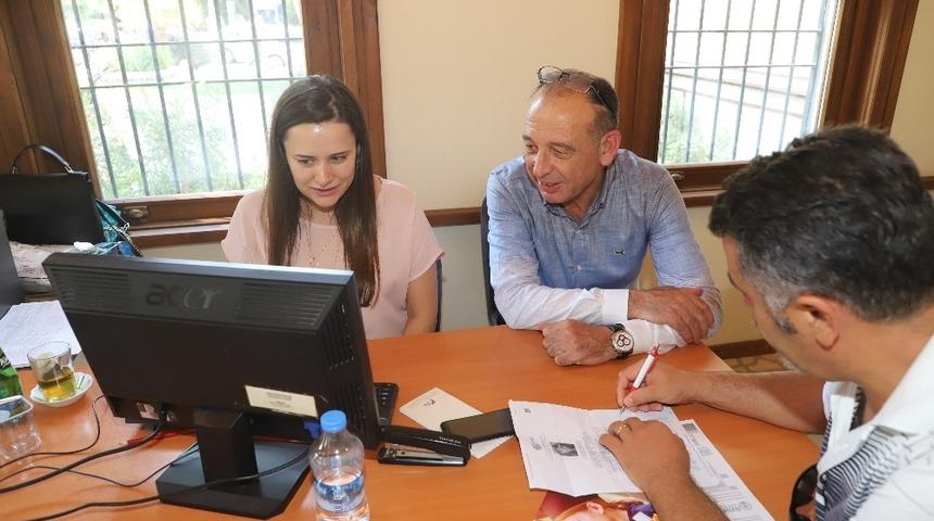 Gen&ccedil;lere yol g&ouml;steriyorlar