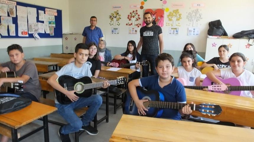 Burhaniye&rsquo;de &ouml;ğrenciler tatilde konsere hazırlanıyorlar