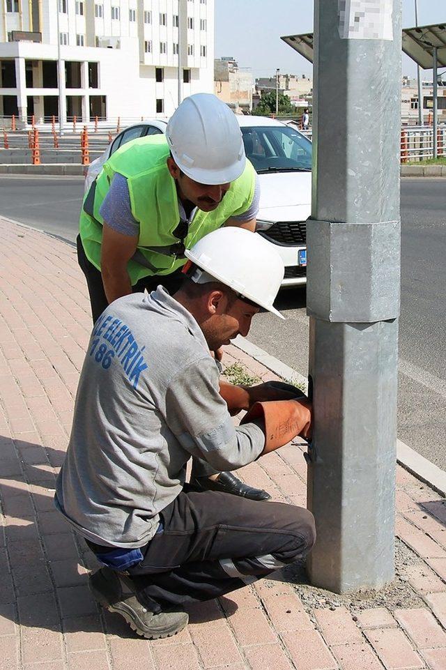 Şanlıurfa’da kırılan bin 700 armatür yenisiyle değiştirildi