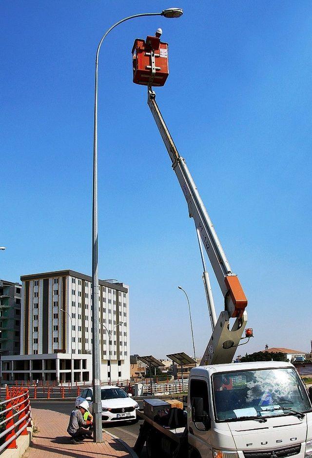 Şanlıurfa’da kırılan bin 700 armatür yenisiyle değiştirildi