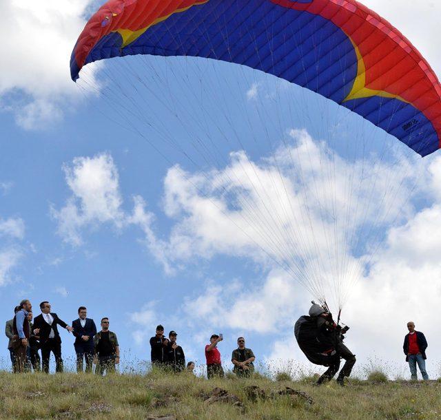 Sporcu valinin yeni hedefi yamaç paraşütü