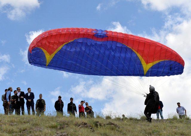 Sporcu valinin yeni hedefi yamaç paraşütü