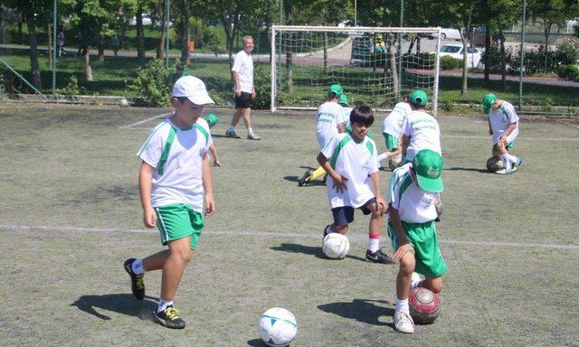 Çankayalı çocuklar yazın tadını spor okulunda çıkarıyor