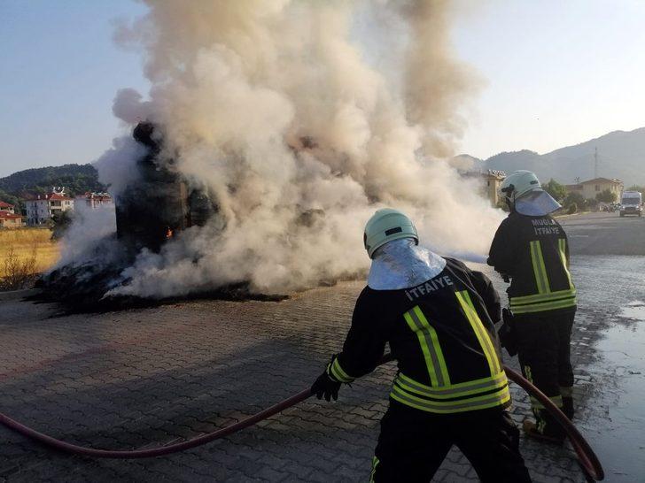 775 adet saman balyası yandı G4