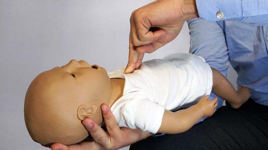 Tüm anne babaların bilmesi gereken hayat kurtaran yöntem, Heimlich Manevrası